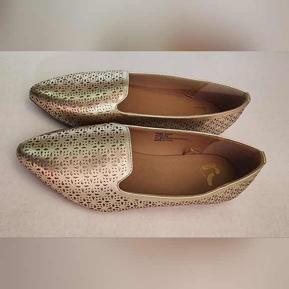 Report Women's Matte Metallic Gold Perforated Flats size 8.5W Shoes - Picture 2 of 6